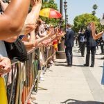 SEVILLA, 14/06/2021.- La reina Letizia saluda a su salida del Palacio de San Telmo de Sevilla, después de que el rey Felipe VI recibiera la primera Medalla de Honor de Andalucía, este lunes, en Sevilla. EFE/Raúl Caro