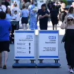 Gente entra y sale del Hospital St.Thomas en Londres este mes de junio