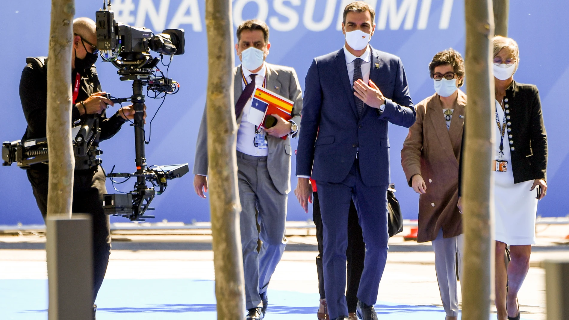 El presidente del Gobierno, Pedro Sánchez llega a la reunión de jefes de Estado y de Gobierno de la OTAN, acompañado de la ministra de Asuntos Exteriores, Unión Europea y Cooperación, Arancha González Laya