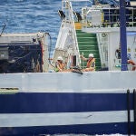 Operarios dentro del buque oceanográfico 'Ángeles Alvariño