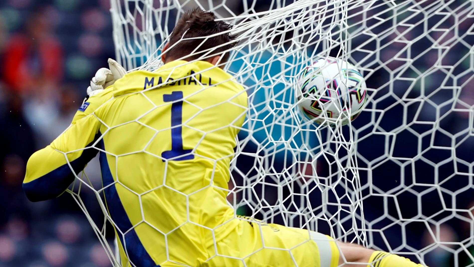 David Marshall choca contra la red tras intentar detener el golazo de Schick