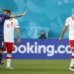 Krychowiak se lamenta después de ser expulsado en el Polonia - Eslovaquia. La jugada fue clave