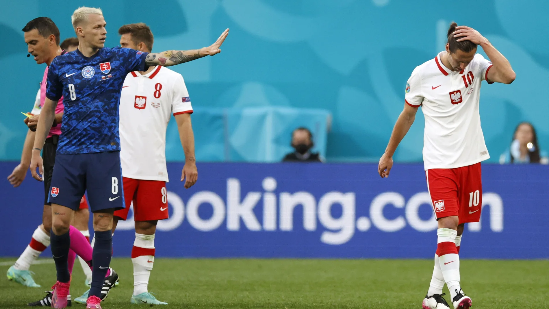 Krychowiak se lamenta después de ser expulsado en el Polonia - Eslovaquia. La jugada fue clave