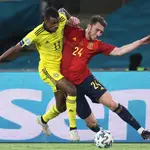 Laporte e Isak pelean por un balón en el España - Suecia de la Eurocopa