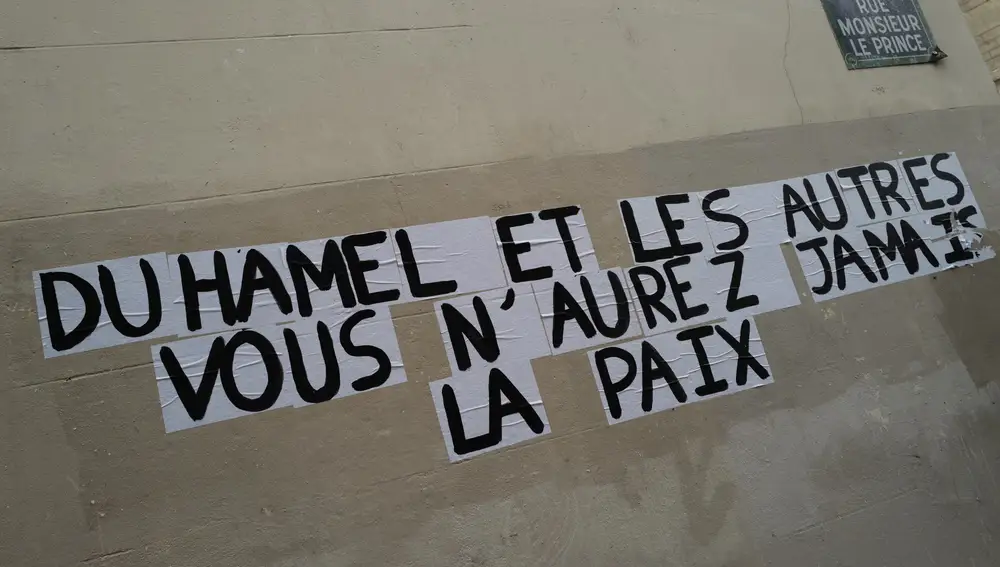 Un mural en la pared de una calle en París que dice &quot;Duhamel, y los otros, nunca estaréis en paz&quot; en referencia al escándalo sexual desatado tras conocerse que violó sistemáticamente a su hijastro