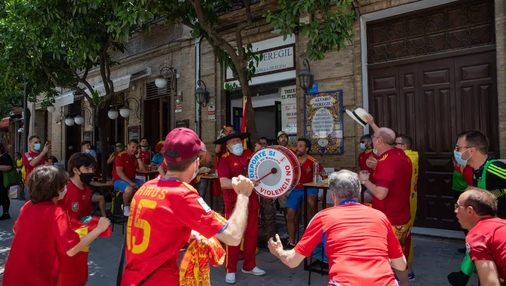 El animador de la selección española Manolo 'el del Bombo' (c) junto a varios aficionados, durante la celebración previa al partido de la Eurocopa 2020 que disputará España contra Suecia.