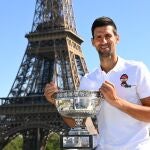 Novak Djokovic posa con el trofeo de ganador de Roland Garros el año pasado junto a la Torre Eiffel