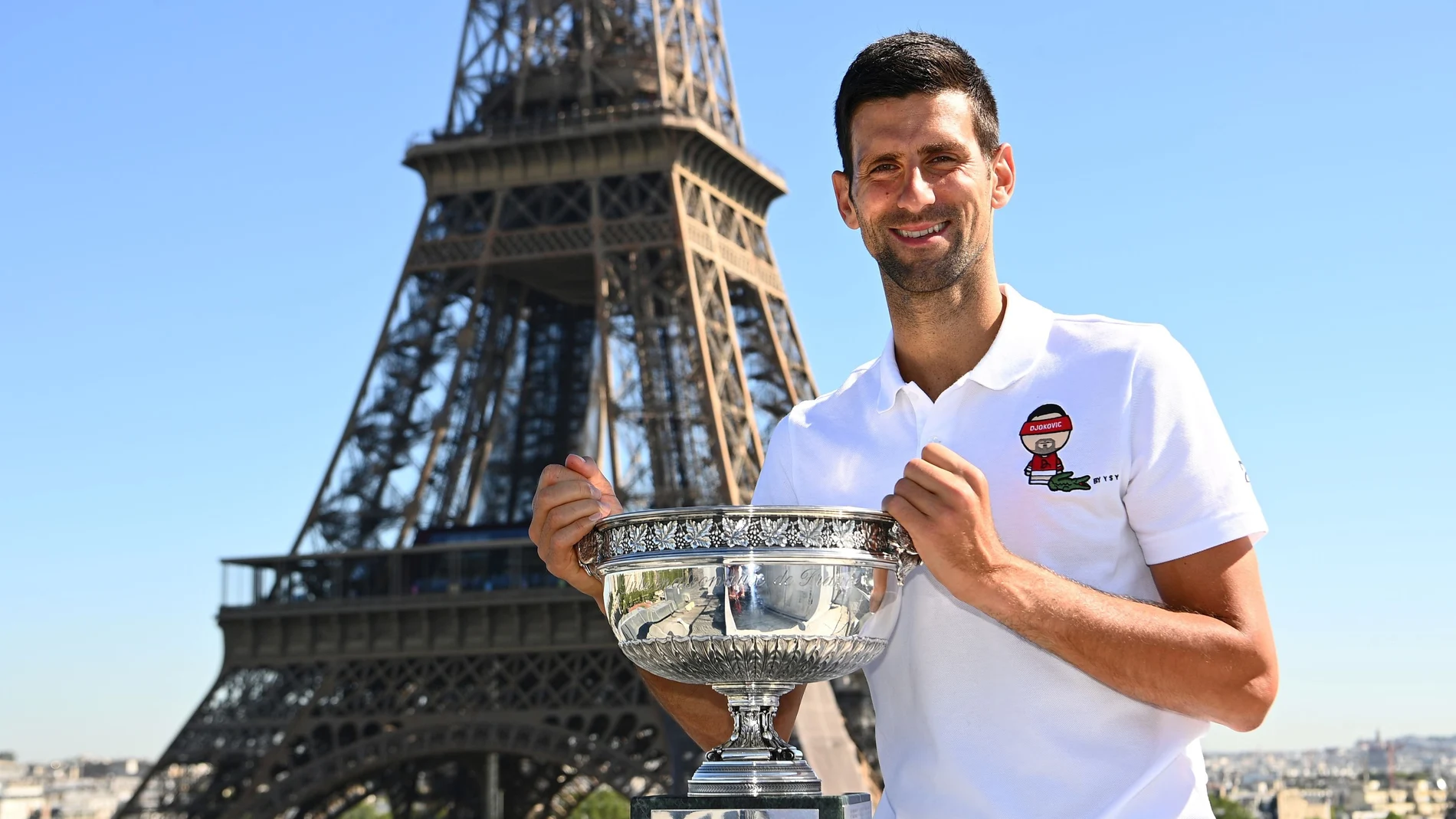 Novak Djokovic posa con el trofeo de ganador de Roland Garros el año pasado junto a la Torre Eiffel