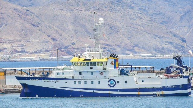 Momento en el que el buque oceanográfico "Ángeles Alvariño" parte del puerto de Santa Cruz de Tenerife, a 14 de junio de 2021, en Santa Cruz de Tenerife