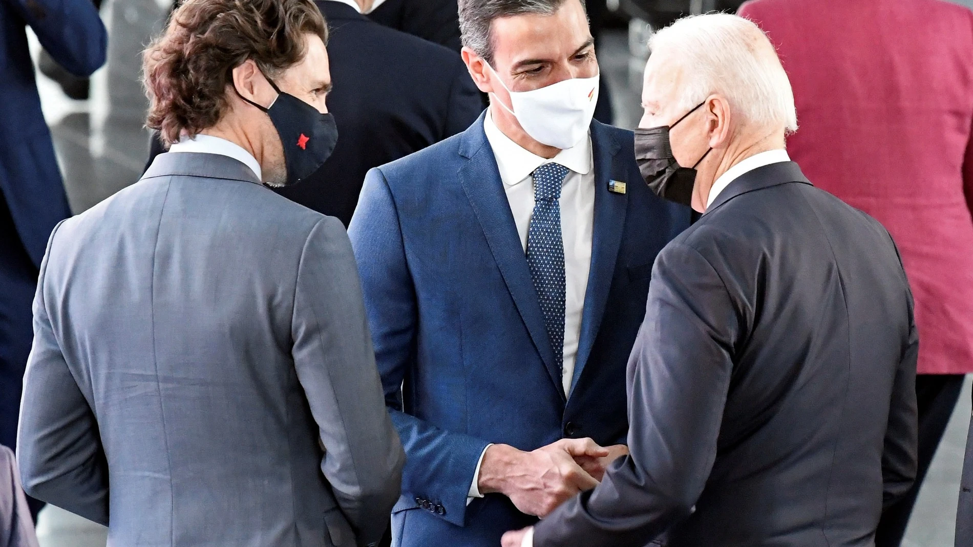 El presidente del Gobierno, Pedro Sánchez, conversa con el mandatario de Estados Unidos, Joe Biden, antes del comienzo de la cumbre de líderes de la OTAN que se celebra en Brusela