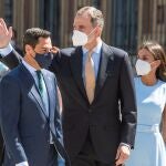 Llegada de los Reyes acompañados del presidente andaluz, Juanma Moreno (i), al Palacio de San Telmo