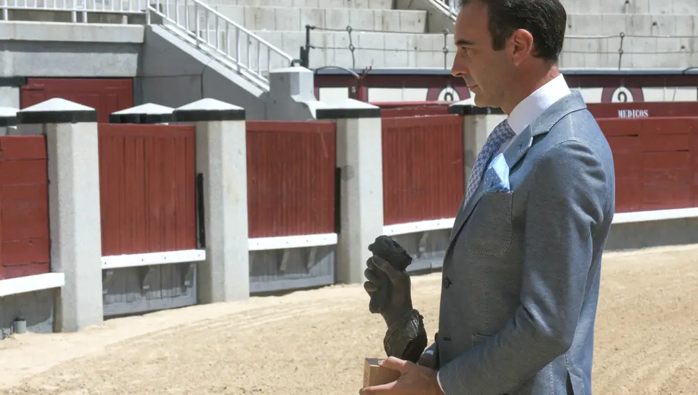 Enrique Ponce posa tras recibir la oreja de oro especial por sus 30 años continuados de profesión, a 15 de junio de 2021, en Madrid (España).