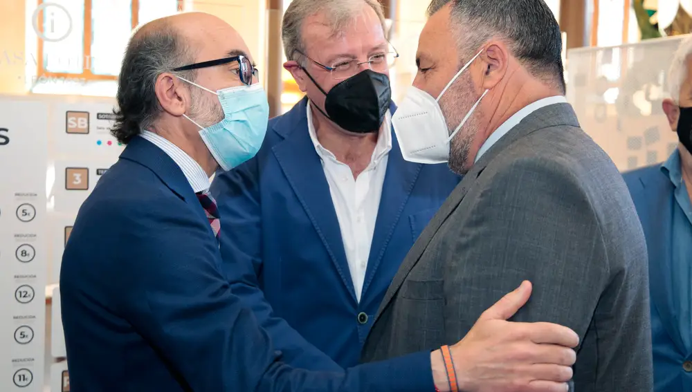 El consejero de Cultura y Turismo, Javier Ortega; el senador, Antonio Silván y el presidente de la Diputación, Eduardo Morán, durante la reapertura e inauguración de los nuevos espacios expositivos del Museo Casa Botines Gaudí