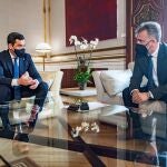 El presidente de la Junta de Andalucía, Juanma Moreno (i), junto al portavoz parlamentario del PSOE-A, José Fiscal