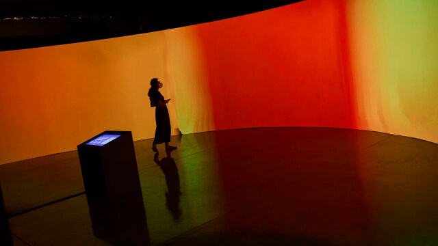 Una instalación inmersiva de la muestra ofrece la oportunidad al visitante de relacionar sus emociones con los colores