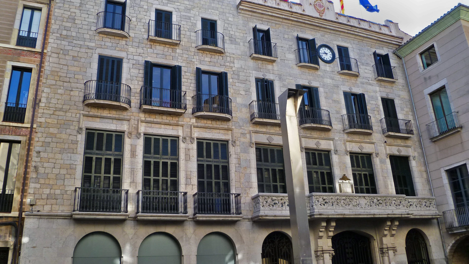 La fachada del Ayuntamiento de Girona
