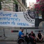 Varias personas se concentran delante de la Delegación del Gobierno de Cataluña en Barcelona , a 15 de junio de 2021, en contra de los desahucios, a raíz de la muerte de un hombre del barrio que se suicidó este lunes cuando iba a ser desahuciado. Pau Venteo / Europa Press