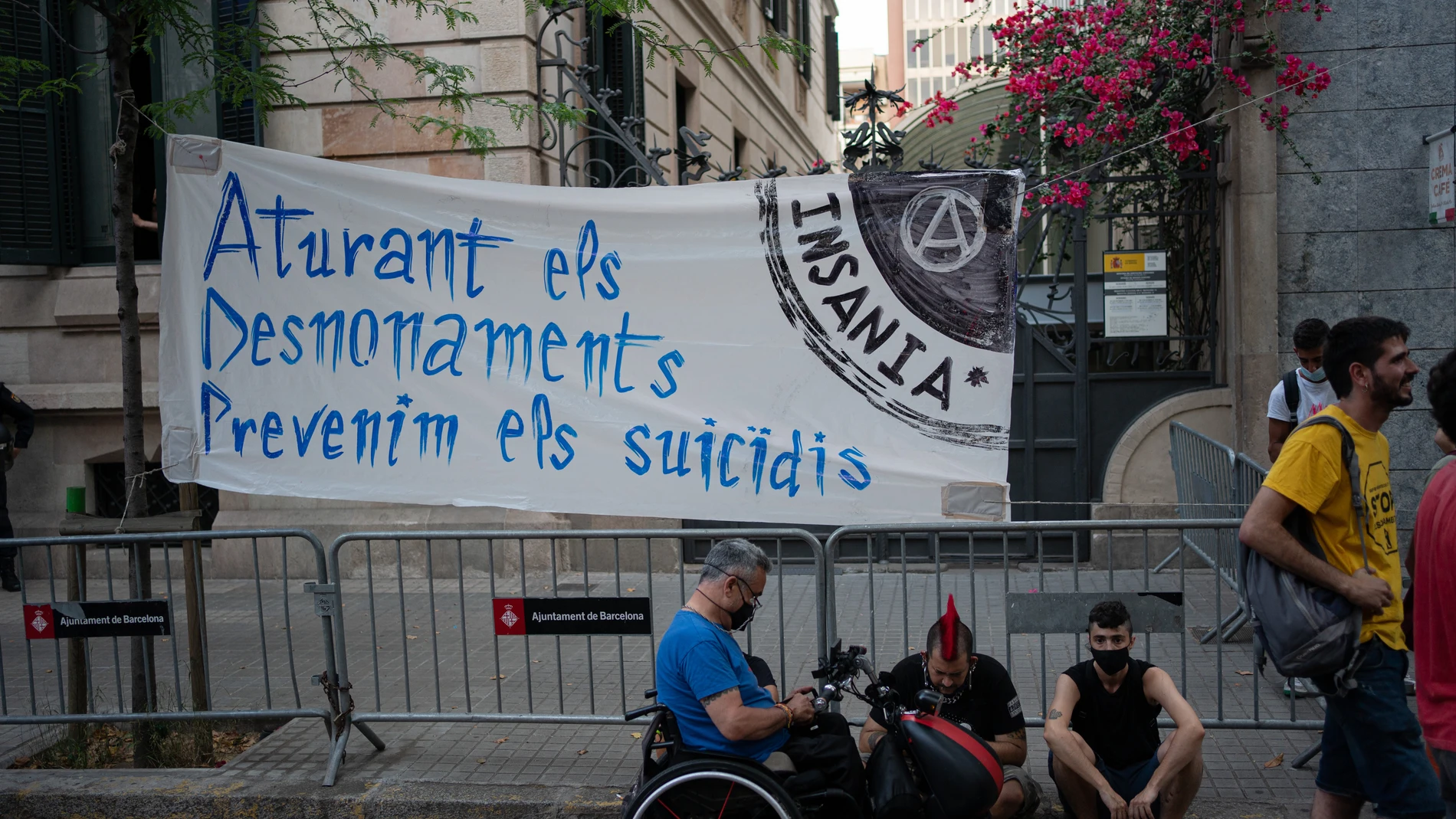 Varias personas se concentran delante de la Delegación del Gobierno de Cataluña en Barcelona , a 15 de junio de 2021, en contra de los desahucios, a raíz de la muerte de un hombre del barrio que se suicidó este lunes cuando iba a ser desahuciado. Pau Venteo / Europa Press