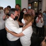 El alcalde de Sevilla, Juan Espadas y , la secretaria general del PSOE-A, Susana Díaz, se saludan tras conocer los resultados de las primarias