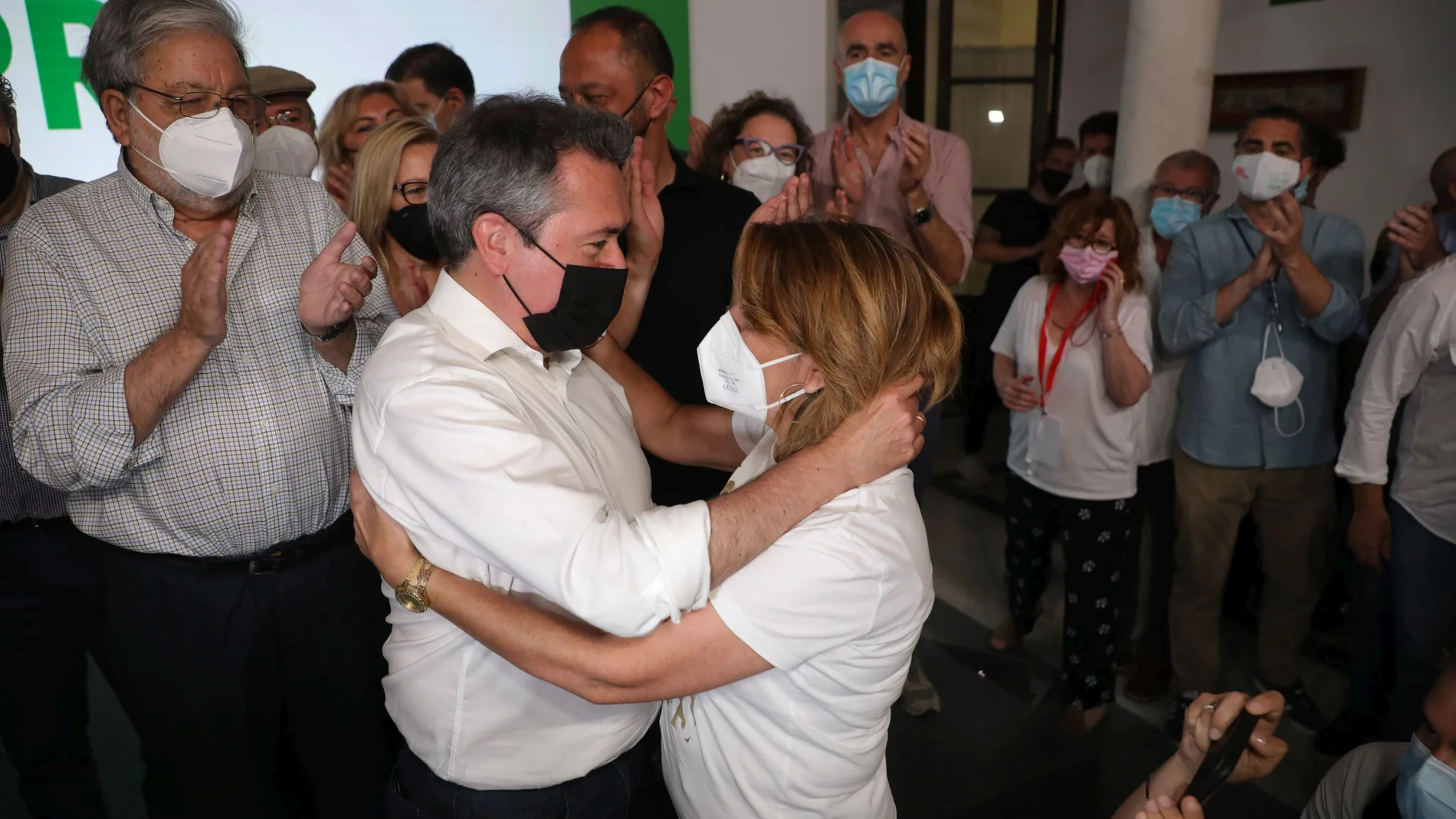 El alcalde de Sevilla, Juan Espadas y , la secretaria general del PSOE-A, Susana Díaz, se saludan tras conocer los resultados de las primarias