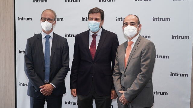 Visita del consejero de Economía y Hacienda, Carlos Fernández Carriedo, a las instalaciones del nuevo centro operativo de Intrum