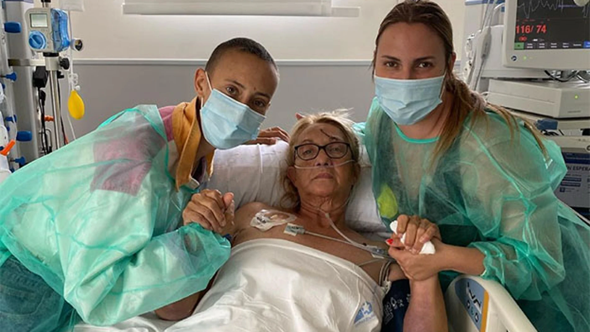 Virginia Torrecilla, a la izquierda, junto a su madre en el hospital.