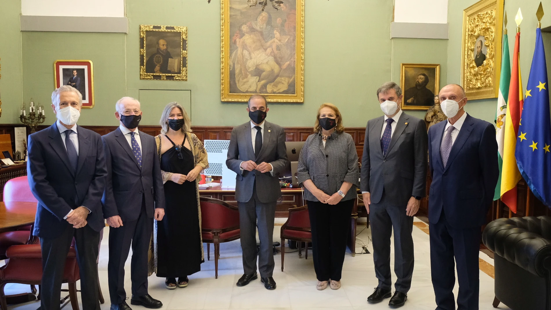 La presidenta del Consejo Social, Concha Yoldi, y el rector de la US, Miguel Ángel Castro, posan junto a los premiados