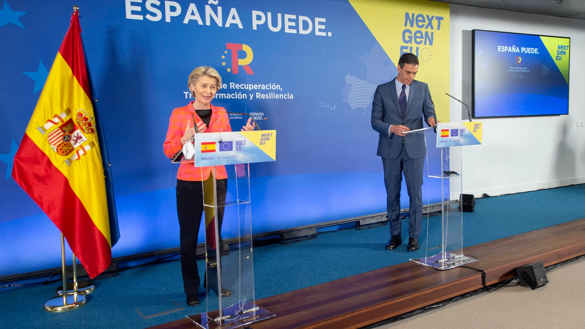 La presidenta de la Comisión Europea, Ursula von der Leyen y el presidente del Gobierno, durante una rueda de prensa ofrecida el año pasado