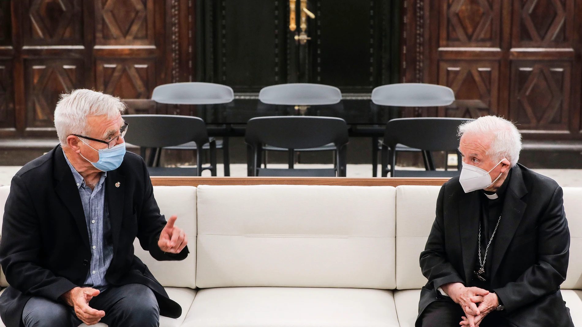 El alcalde de València, Joan Ribó (i) durante su reunión con el arzobispo de Valencia, Antonio Cañizares (d), en el Ayuntamiento de Valencia