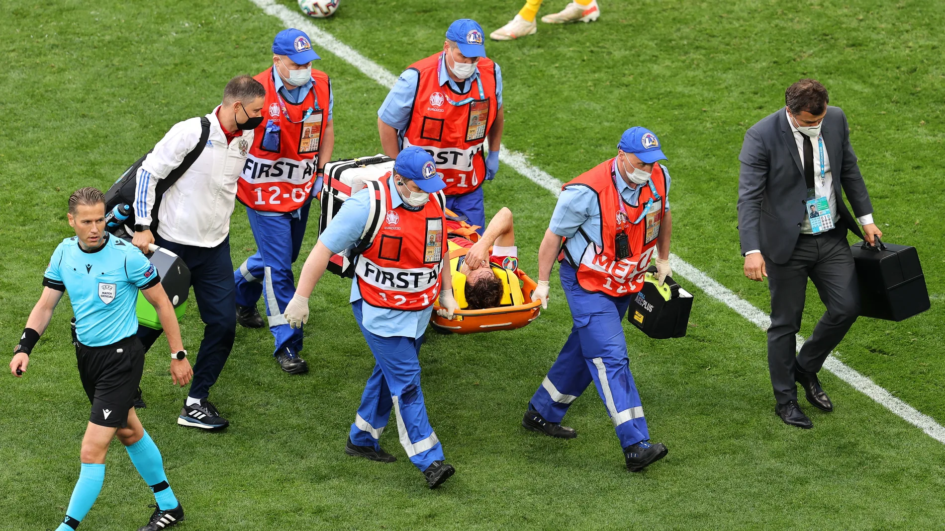 Mario Fernandes abandona el Finlandia - Rusia en camilla y con collarín