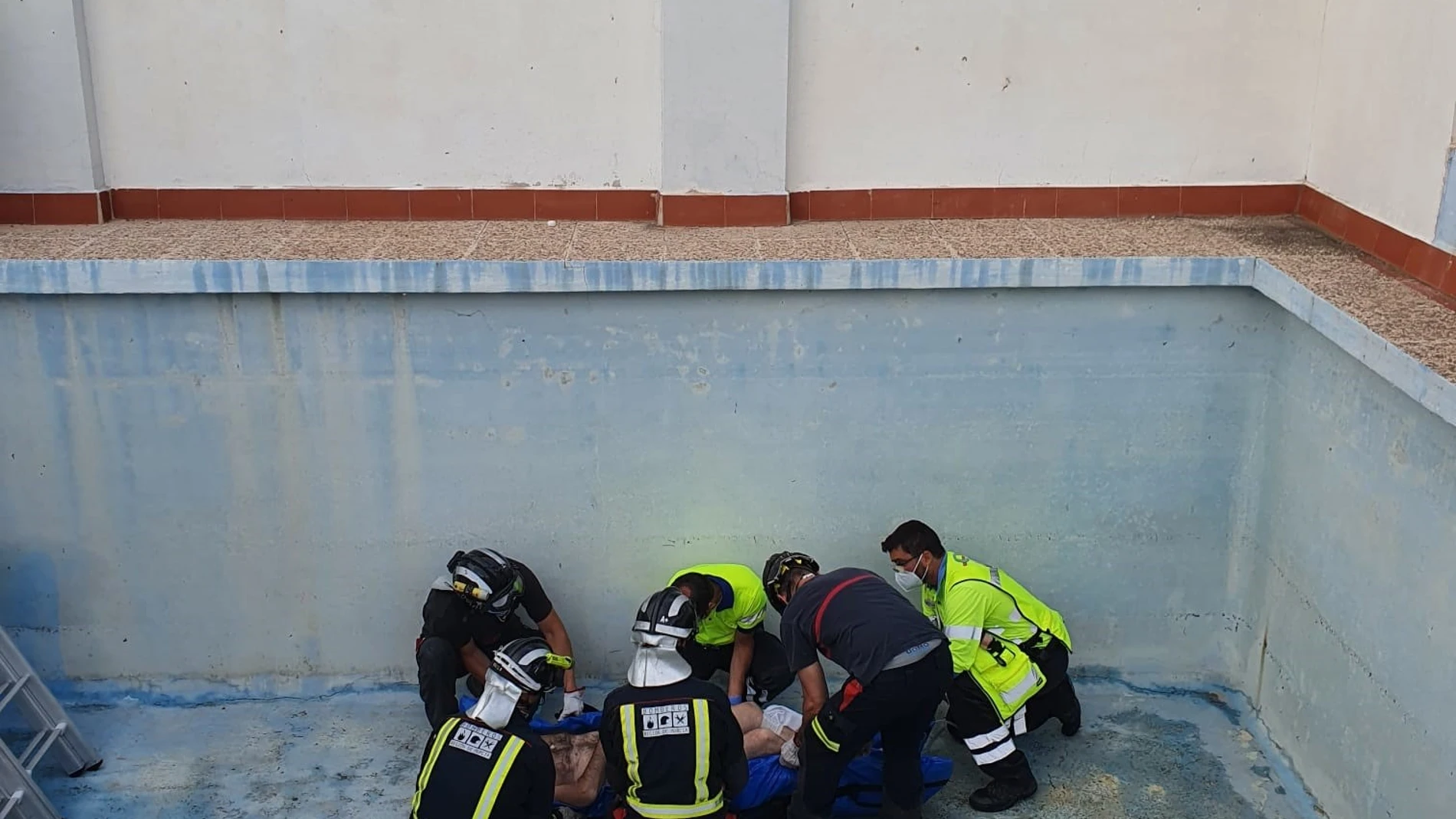 Servicios de emergencia rescatan y trasladan al hospital a un hombre gravemente herido al caer a una piscina vacía, en CiezaIMÁGENES FACILITADAS POR EL CEIS16/06/2021