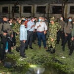 Cucuta (Colombia), 15/06/2021.- A handout photo made available by the Colombian Presidency shows the President of Colombia Ivan Duque (C-R), and Defense Minister Diego Molano (C-L) while they tour the facilities destroyed by the explosion of a car bomb, in a facility used by the 30th Army Brigade, in Cucuta, Colombia, 15 June 2021. An attack against a Colombian military brigade in Cucuta, in which there were US personnel, left 36 wounded on Tuesday, including two civilians, said Defense Minister Diego Molano. (Atentado) EFE/EPA/Nicolas Galeano / HANDOUT HANDOUT EDITORIAL USE ONLY/NO SALES
