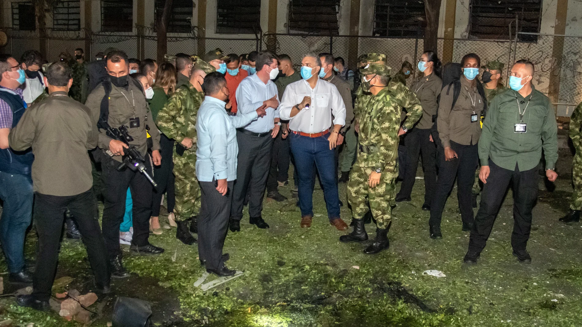 Cucuta (Colombia), 15/06/2021.- A handout photo made available by the Colombian Presidency shows the President of Colombia Ivan Duque (C-R), and Defense Minister Diego Molano (C-L) while they tour the facilities destroyed by the explosion of a car bomb, in a facility used by the 30th Army Brigade, in Cucuta, Colombia, 15 June 2021. An attack against a Colombian military brigade in Cucuta, in which there were US personnel, left 36 wounded on Tuesday, including two civilians, said Defense Minister Diego Molano. (Atentado) EFE/EPA/Nicolas Galeano / HANDOUT HANDOUT EDITORIAL USE ONLY/NO SALES