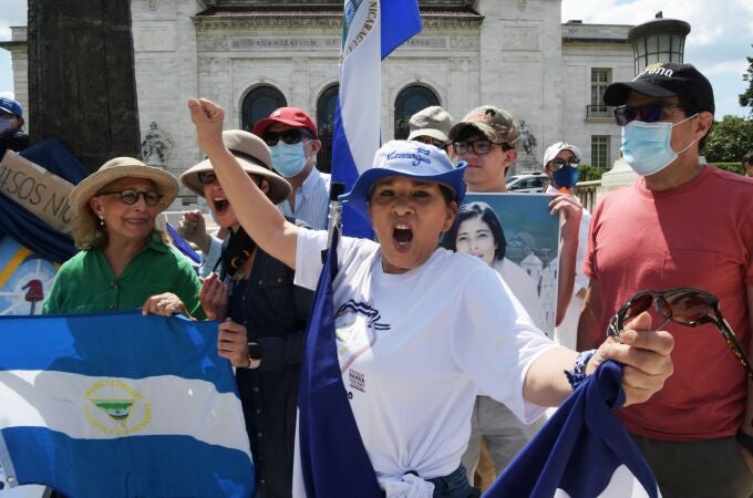 Activistas de la Coalición por la Libertad de Nicaragua realizan un plantón frente a la sede de la Organización de Estados Americanos (OEA) en Washington
