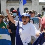 Activistas de la Coalición por la Libertad de Nicaragua realizan un plantón frente a la sede de la Organización de Estados Americanos (OEA) en Washington