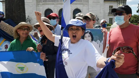 Activistas de la Coalición por la Libertad de Nicaragua realizan un plantón frente a la sede de la Organización de Estados Americanos (OEA) en Washington