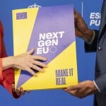 La presidenta de la Comisión Europea, Ursula von der Leyen, le hace entrega al presidente del Gobierno, Pedro Sánchez, el plan de recuperación aprobado por Bruselas
