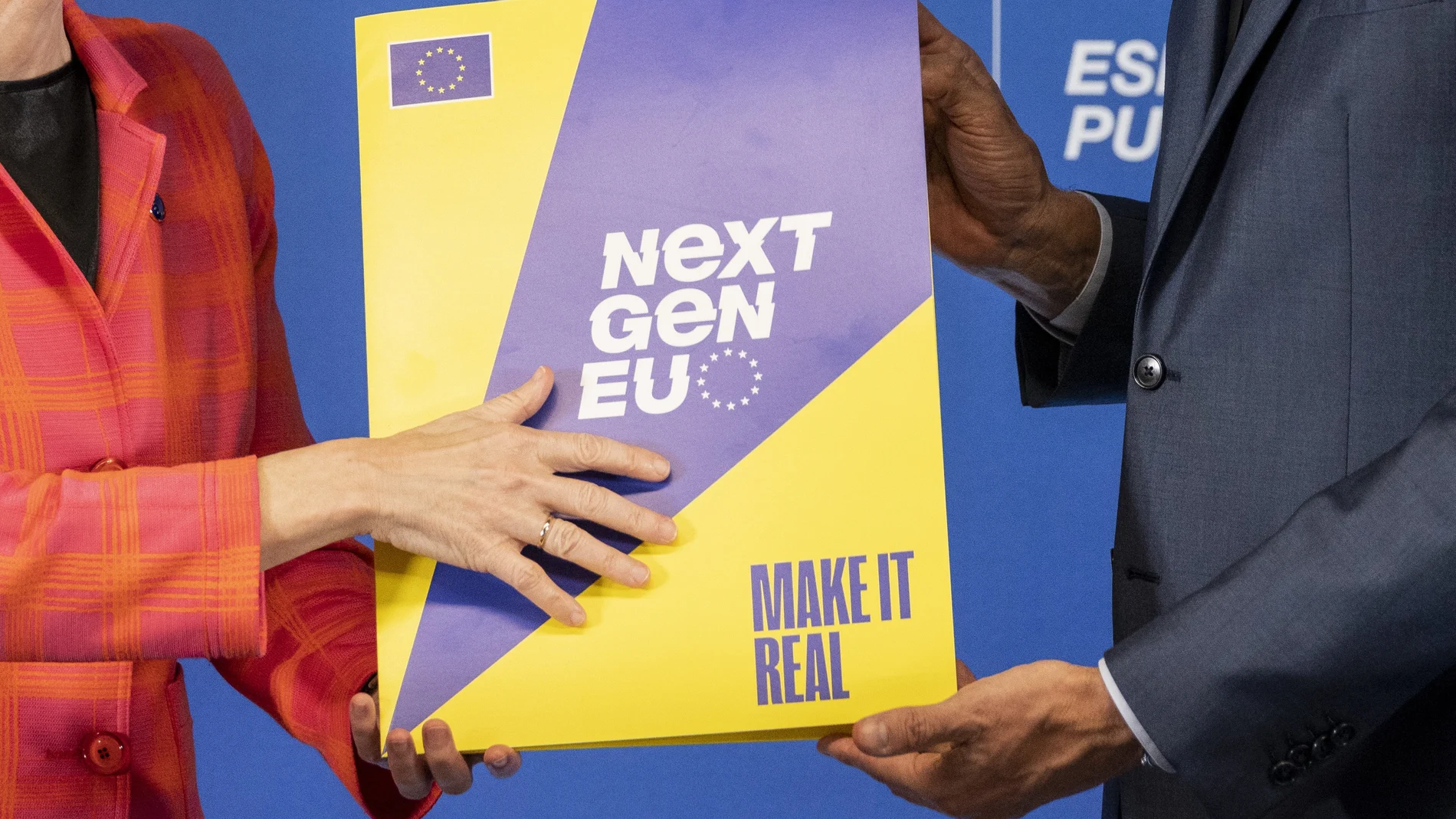 La presidenta de la Comisión Europea, Ursula von der Leyen, le hace entrega al presidente del Gobierno, Pedro Sánchez, el plan de recuperación aprobado por Bruselas