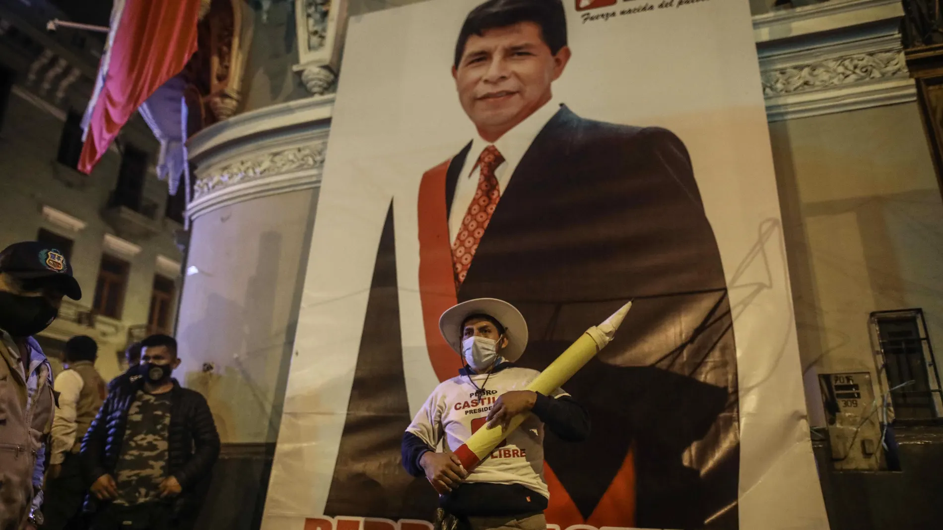 AME5998. LIMA (PERÚ), 15/06/2021.- Un simpatizante del candidato presidencial Pedro Castillo posa hoy junto a su imagen en la sede central de su partido, en Lima (Perú). El candidato izquierdista Pedro Castillo se impuso con el 50,12 % de votos a la postulante derechista Keiko Fujimori, que obtuvo el 49,87 %, al concluir con el 100 % de actas contabilizadas de la segunda vuelta presidencial en Perú. A pesar de que la Oficina Nacional de Procesos Electorales (ONPE) concluyó con el cómputo de la votación, aún no puede proclamar al ganador debido a que el partido fujimorista Fuerza Popular ha pedido la anulación de 200.000 votos aproximadamente por presuntas irregularidades. EFE/Stringer
