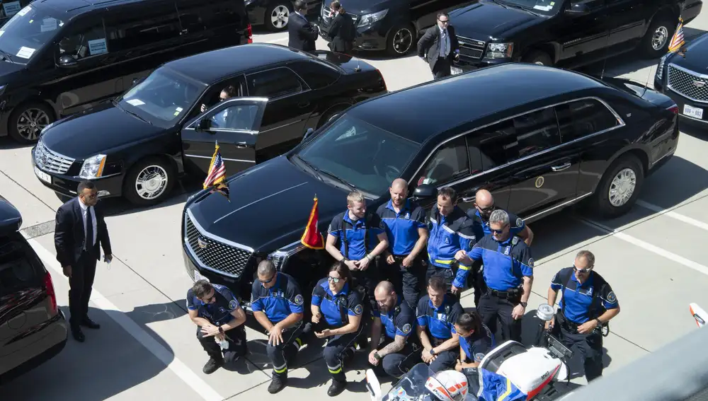 Motoristas de la policía de Ginebra posan frente al coche oficial en el aeropuerto de Ginebra, antes de la llegada del presidente estadounidense Joe Biden