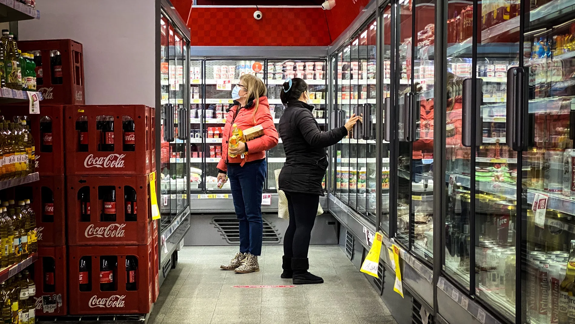 Dos mujeres hacen compras en un supermercado