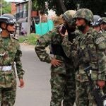 Soldados realizan hoy un control en los alrededores de la Trigésima Brigada del Ejército tras la explosión de un carro bomba, en Cúcuta (Colombia).