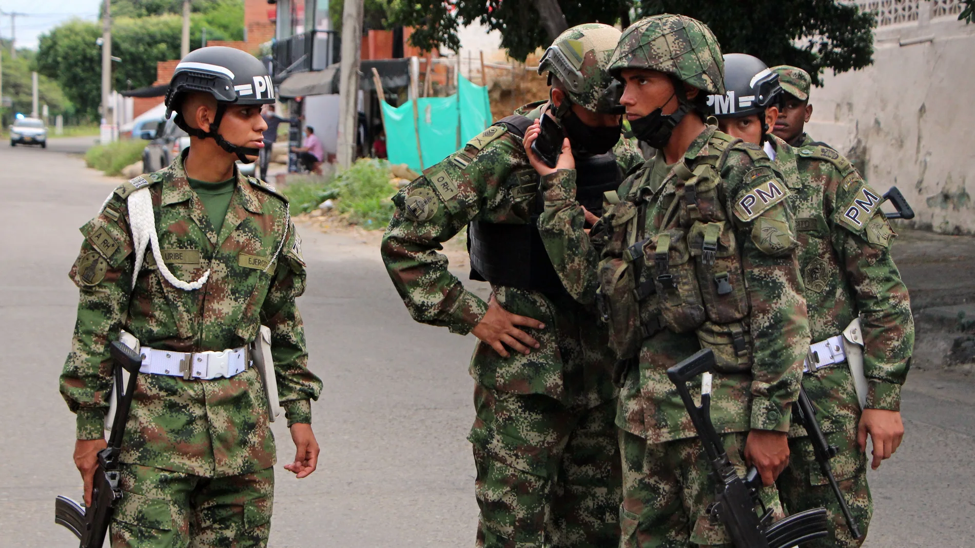 Soldados realizan hoy un control en los alrededores de la Trigésima Brigada del Ejército tras la explosión de un carro bomba, en Cúcuta (Colombia).
