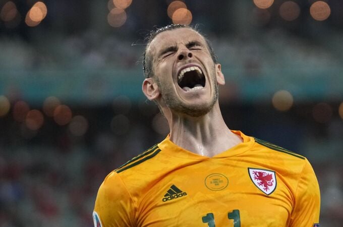 Bale se lamenta tras fallar el penalti ante Turquía