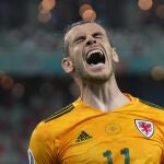 Bale se lamenta tras fallar el penalti ante Turquía