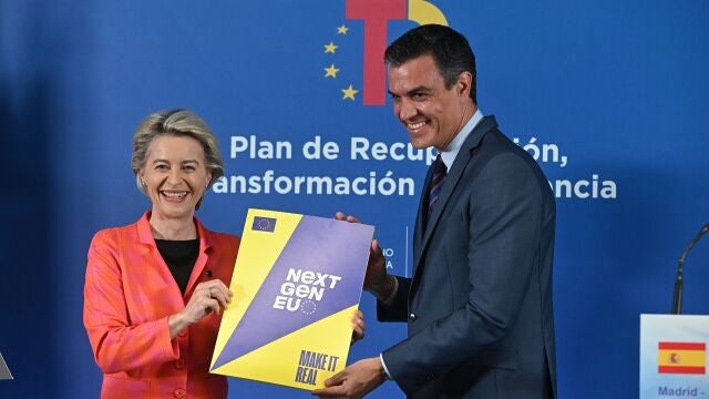 El presidente del Gobierno, Pedro Sánchez, y la presidenta de la Comisión Europea, Ursula von der Leyen, durante su comparecencia conjunta en 2021
