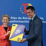 El presidente del Gobierno, Pedro Sánchez, y la presidenta de la Comisión Europea, Ursula von der Leyen, durante su comparecencia conjunta en 2021