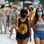 Gente con mascarillas