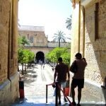 Turistas accediendo al Patio de los Naranjos de la Mezquita-Catedral de Córdoba