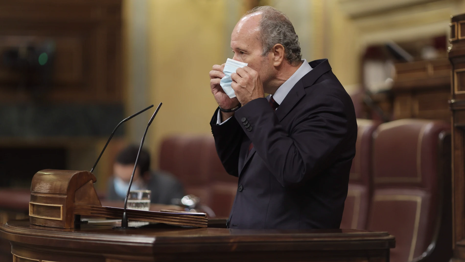 El ministro de Justicia, Juan Carlos Campo, se coloca la mascarilla en una sesión de control al Gobierno, a 16 de junio de 2021.